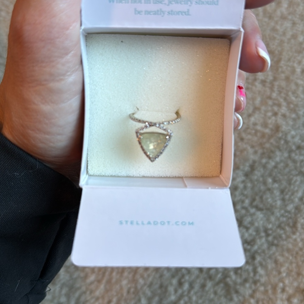 Stella & Dot Somerville cocktail ring white opal gold size 8 jewelry pave - Picture 4 of 4